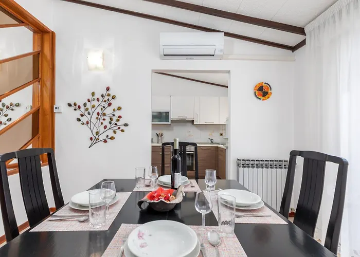 Aristela Apartment *